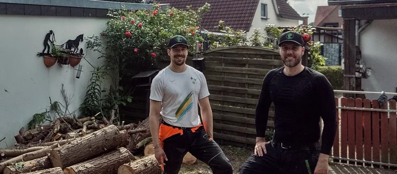 Philipp Lipka und Nikolai Naber nach einer Baumfällung
