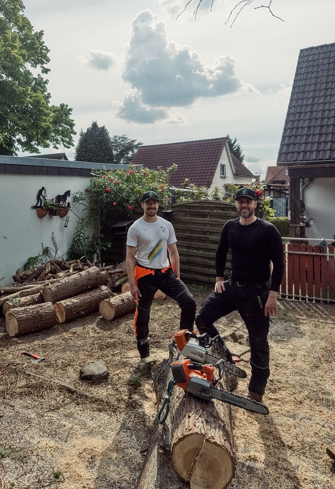 Philipp Lipka und Nikolai Naber mit Arbeitsgeräten